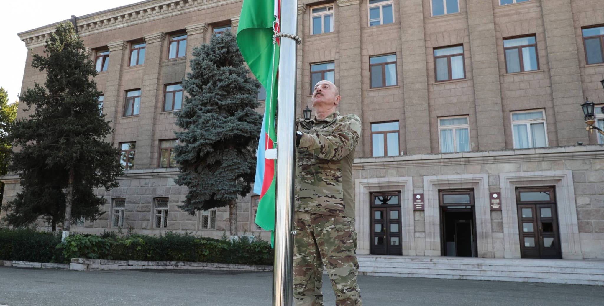Президент Азербайджану Ільхам Алієв підняв Державний прапор Азербайджанської Республіки у місті Ханкенді 🇦🇿