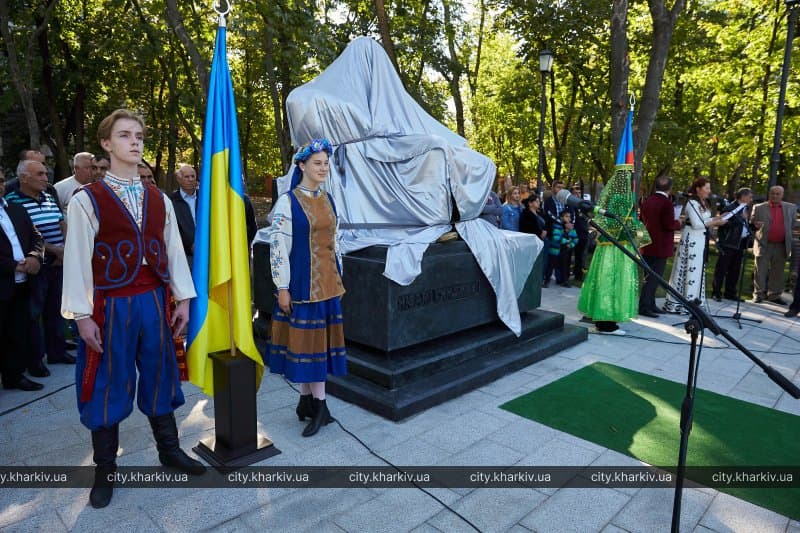 У Харкові відкрили перший в Україні пам’ятник поету Нізамі Гянджеві